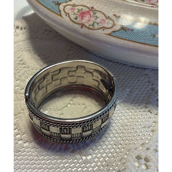 Vintage Silver Bangle Bracelet Cute Design 1990’s 🌸🌿 - Picture 3 of 15